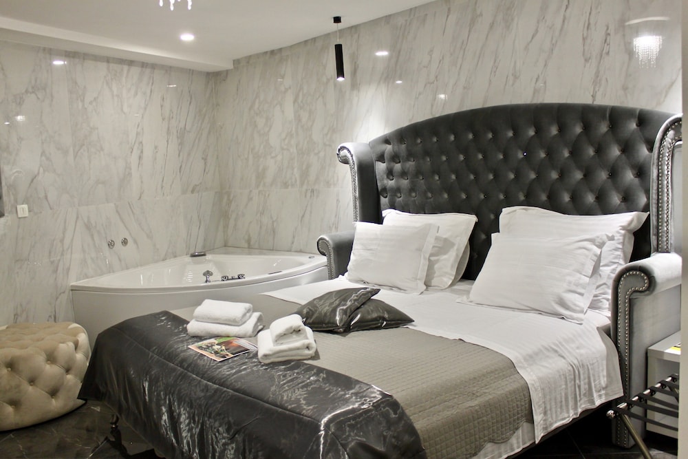 Lifestyle, Relaxation, King Bed, Galeria Valeria Seaside Downtown - MAG Quaint & Elegant Boutique Hotels 3/10