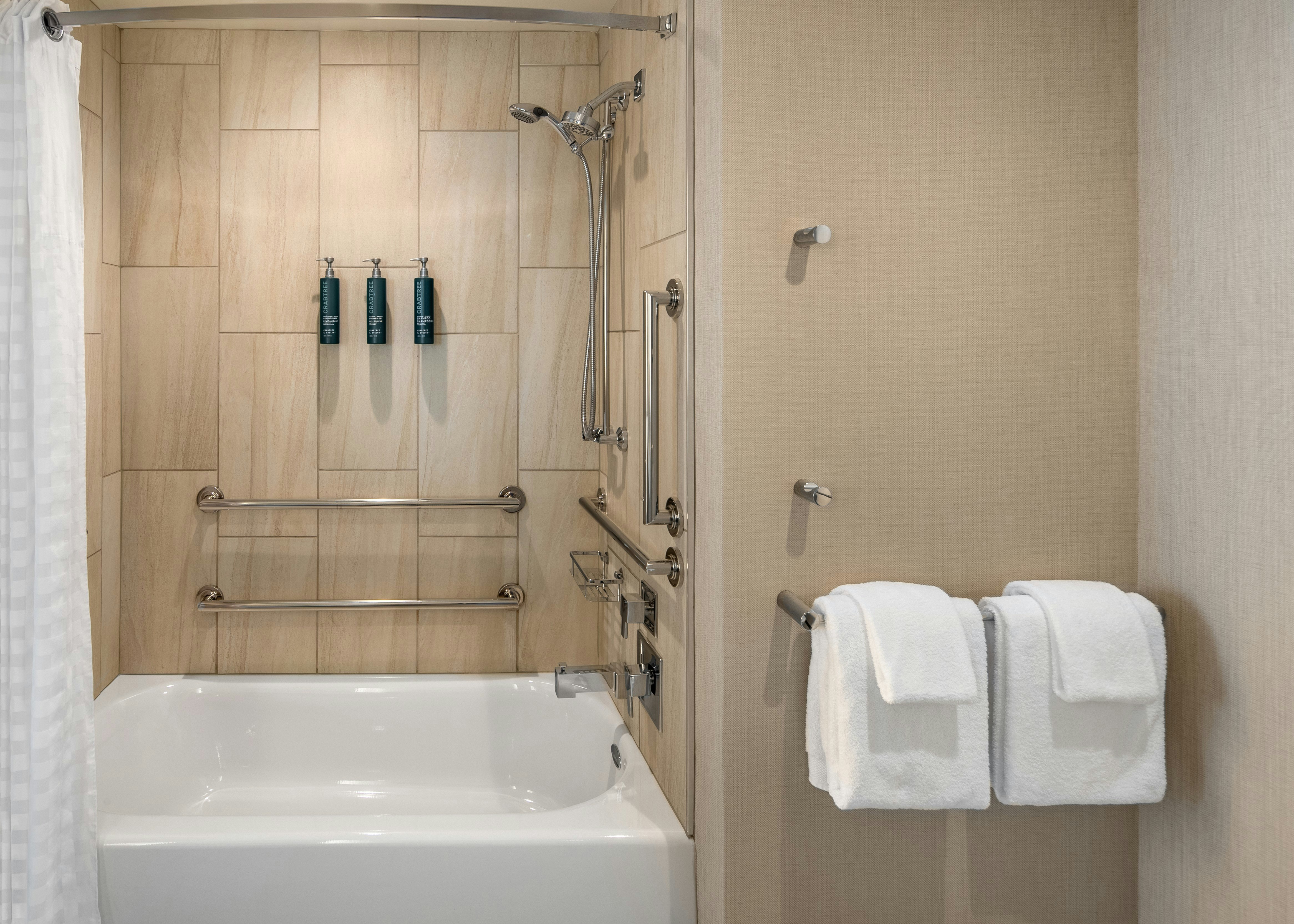 غرفة بسرير كينج في طابق مرتفع لذوي الإعاقة، Hilton Cleveland Downtown 2/2