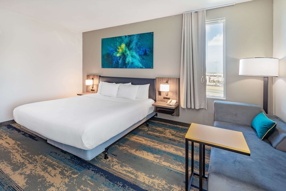 La Quinta Inn and Suites by Wyndham Galveston North at I-45 7/28