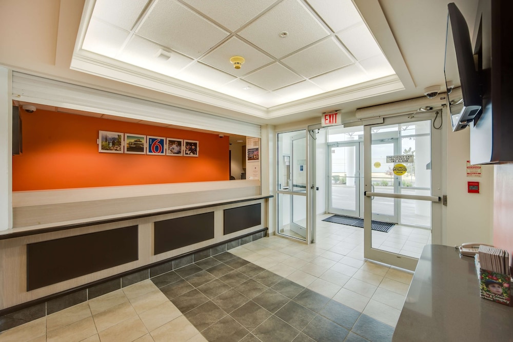 Motel6 Brampton, ON - Toronto 2/33