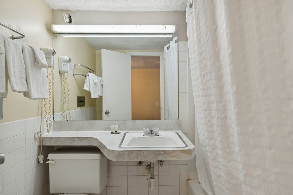 Days Inn by Wyndham Toledo 34/37