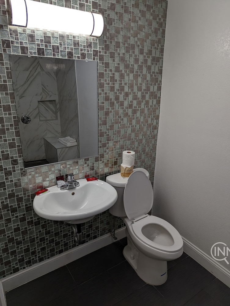 Deluxe Inn 46/50