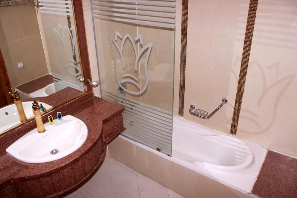 Regency Pyramids View Hotel 55/57