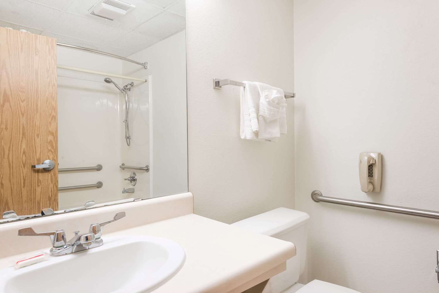 Super 8 By Wyndham Independence 20/23