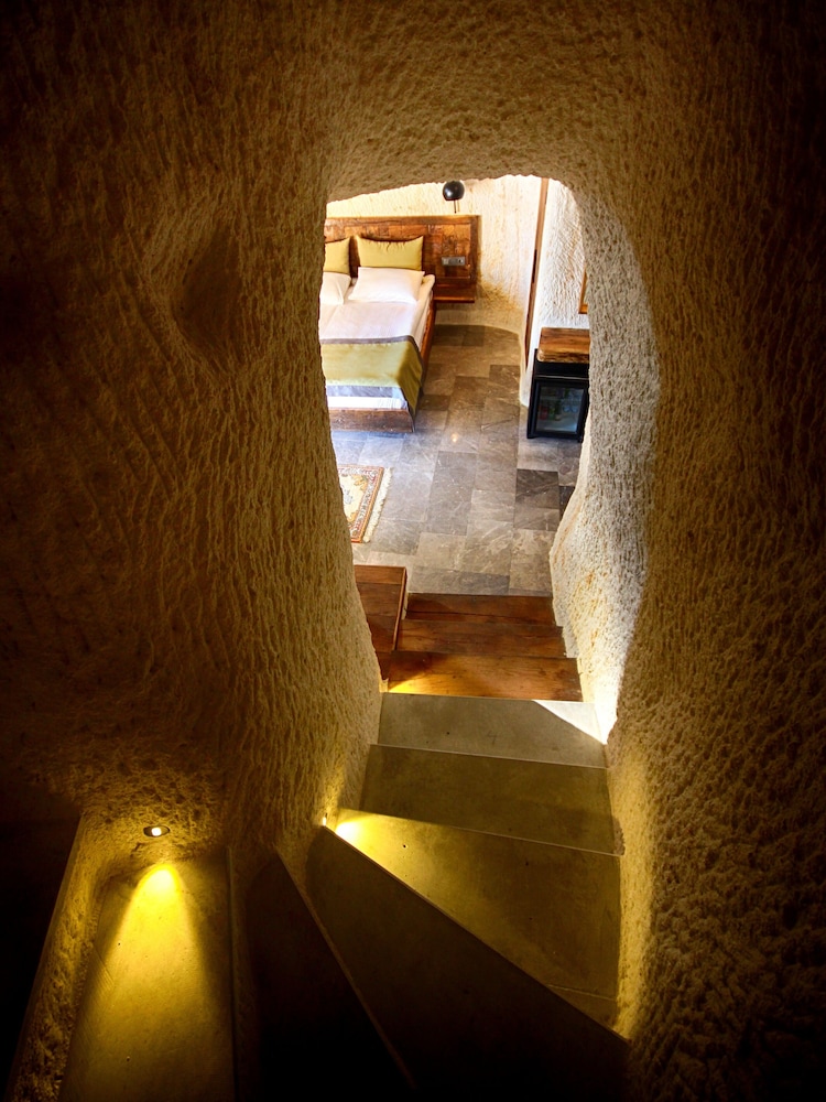 1811 Cave Hotel 24/50