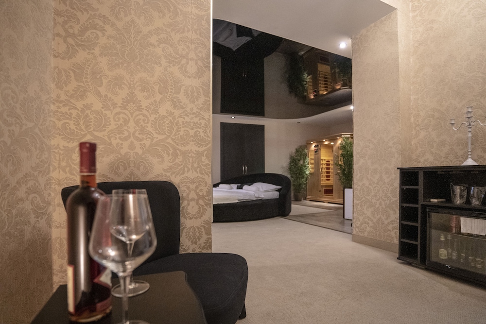 Madison Rooms 27/50