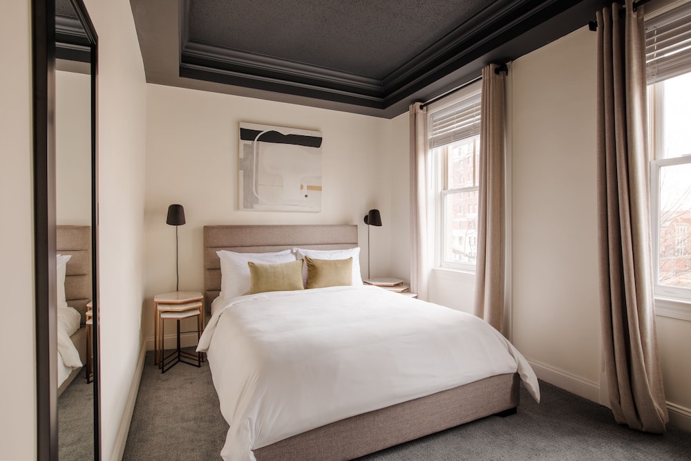 SUPERIOR, QUEEN BED