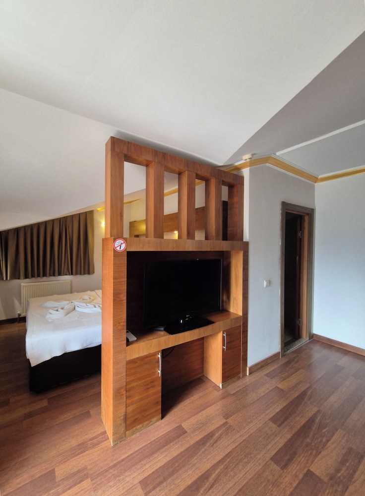 Dinara Hotel 15/66