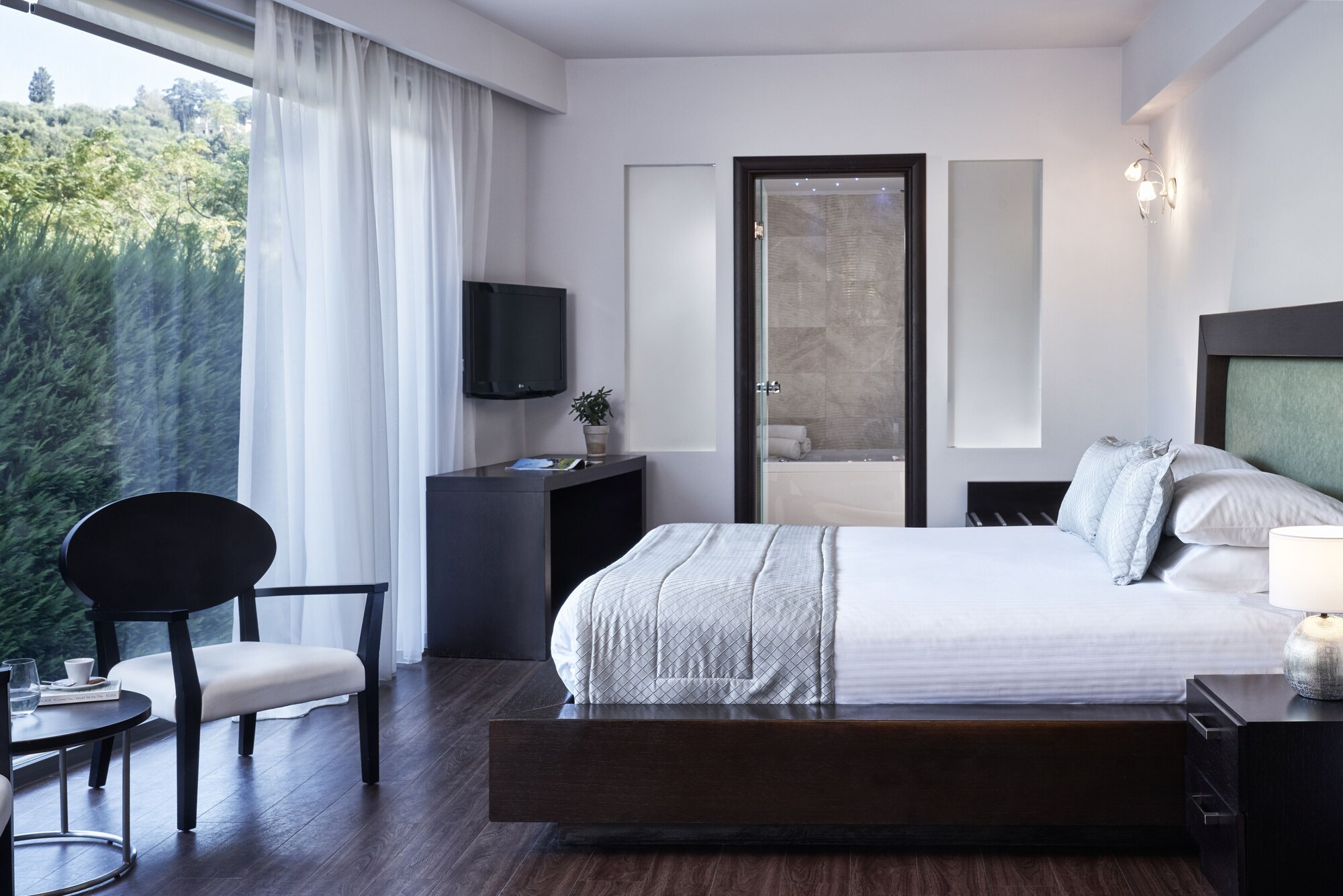 EXECUTIVE, KING BED