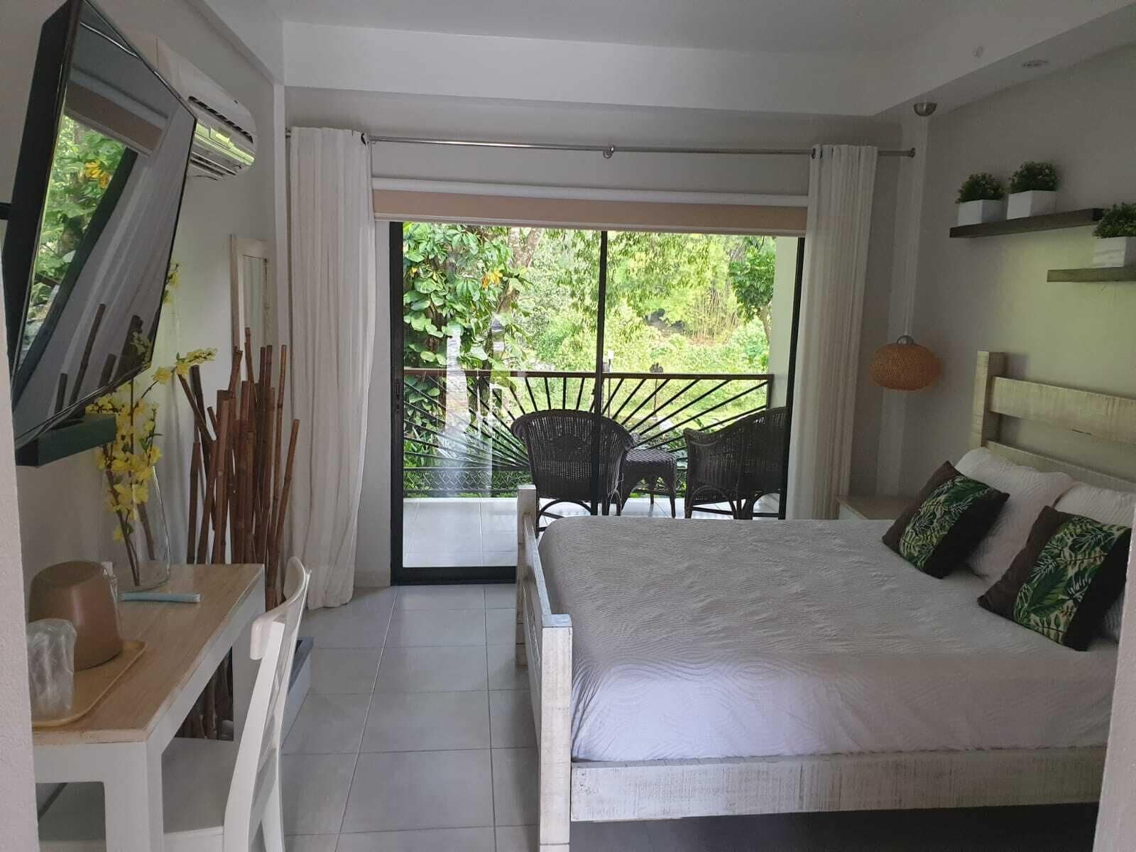 Deluxe, 2 Queen Beds, River View