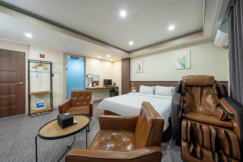 Q Motel 13/49