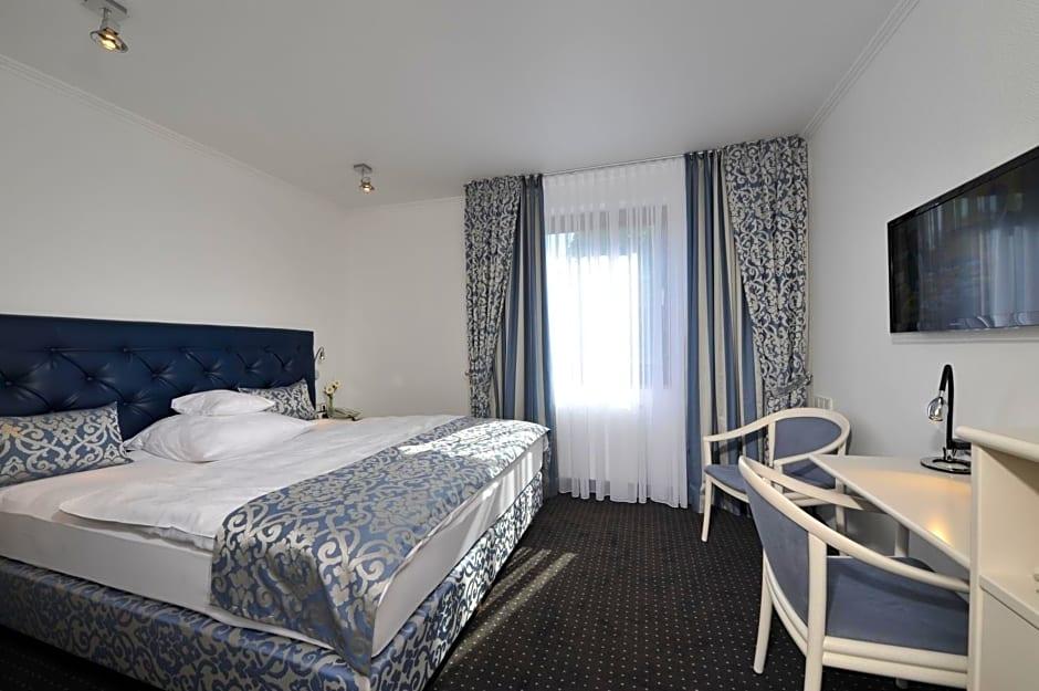 Hotel Spiegel 7/50