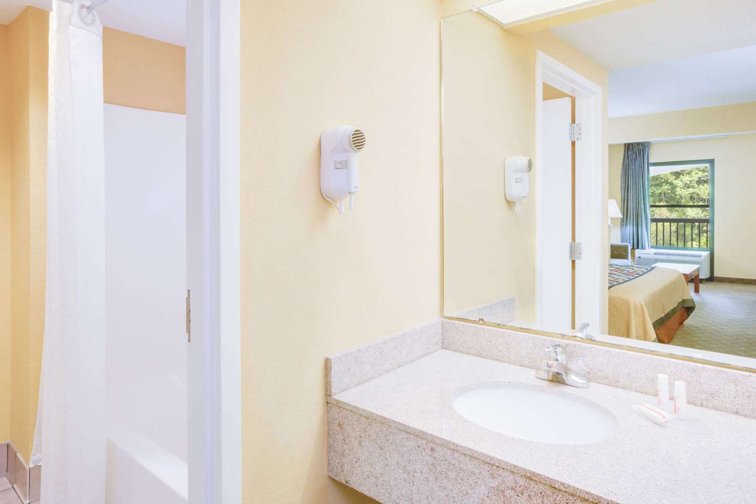 Super 8 by Wyndham Diberville Biloxi Area 22/26