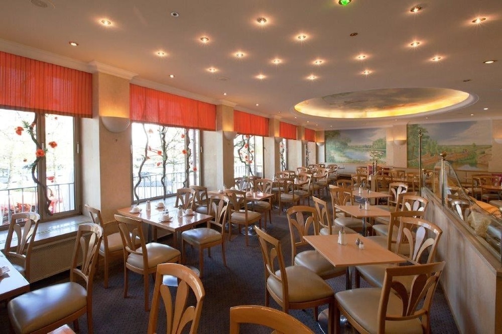 Hotel Rotkreuzplatz 33/50