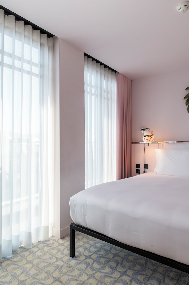 Mama, Medium, King Bed, Avenue View, Balcony, Mama Shelter Lisboa 4/10