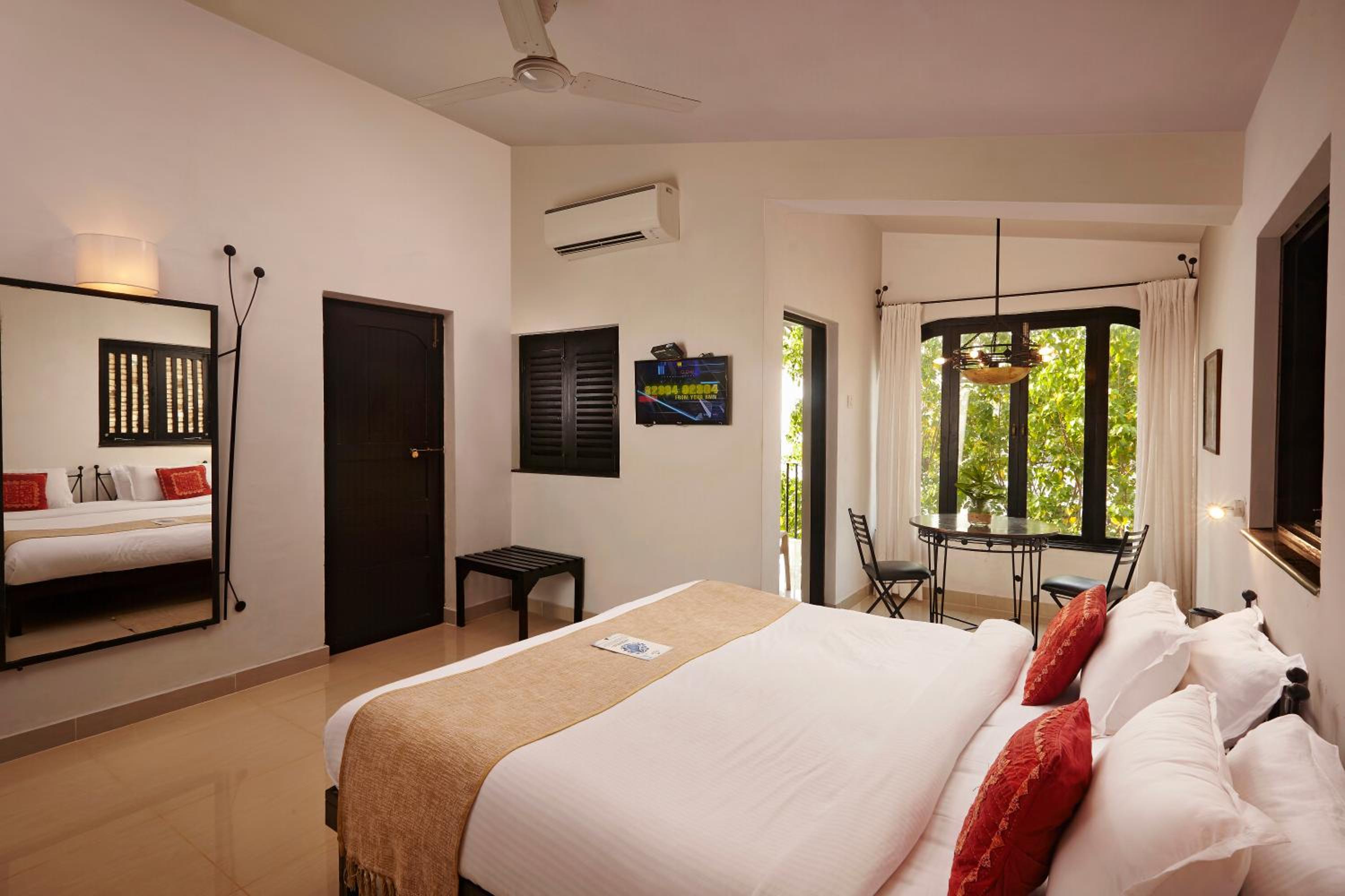 Room, Partial Sea View
