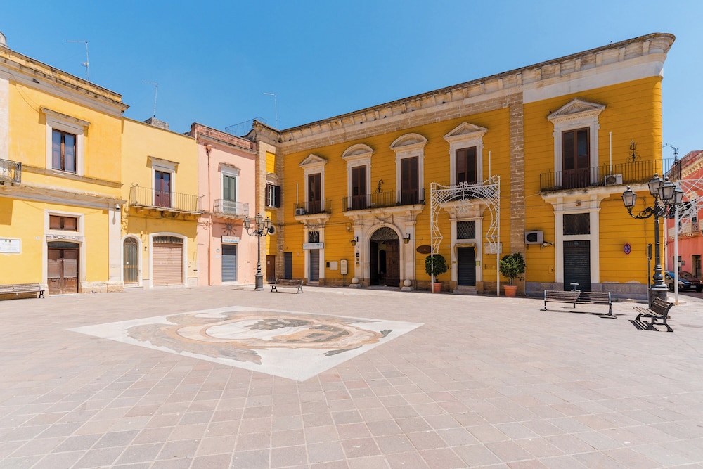 Palazzo De Castro 70/78