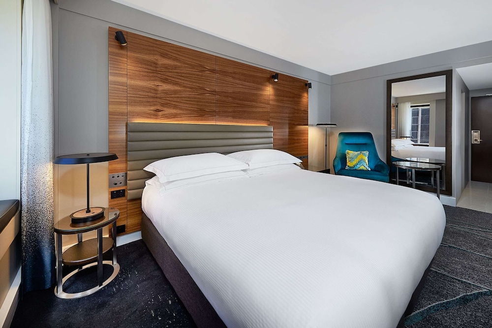ROOM, KING BED