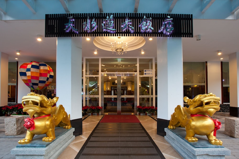 Lakeside Resort Hotel 4/50
