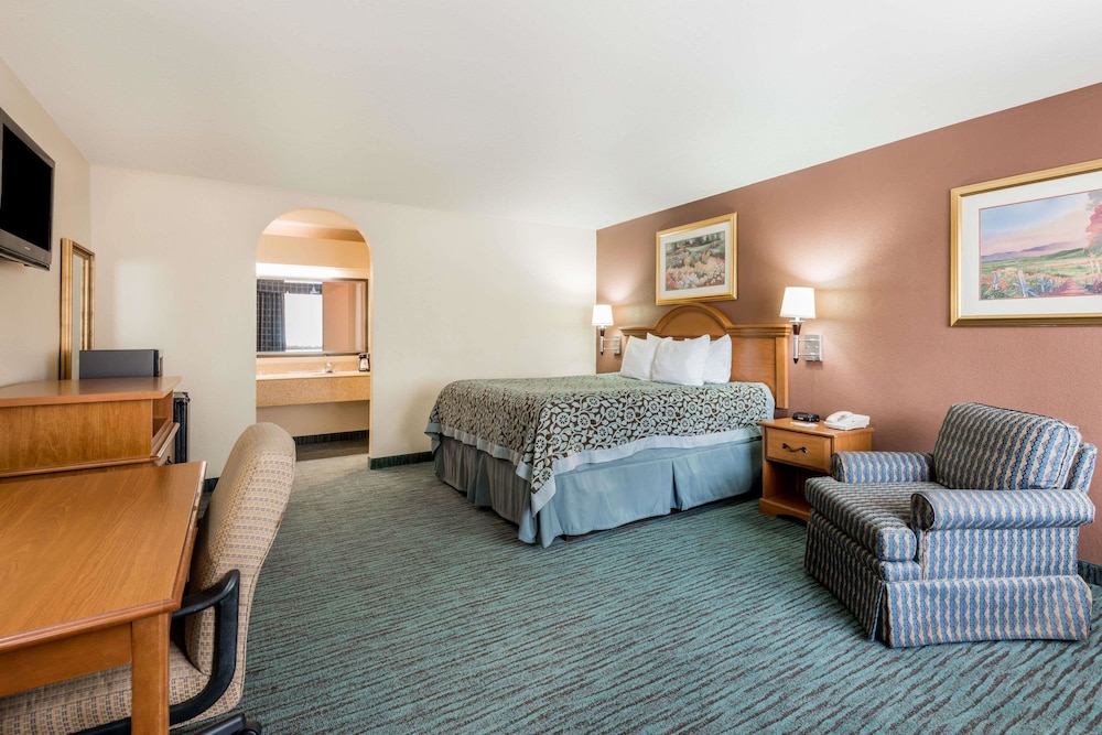 Days Inn by Wyndham New Braunfels 11/33