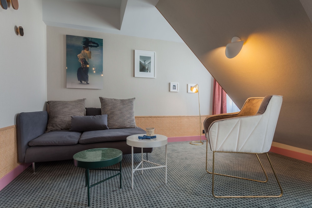 HANDSOME HOTEL BY ELEGANCIA 52/74