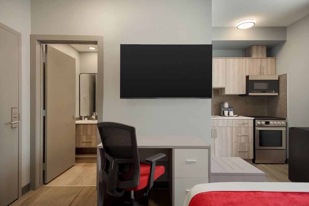 Ramada by Wyndham West Edmonton Hotel & Suites 39/45