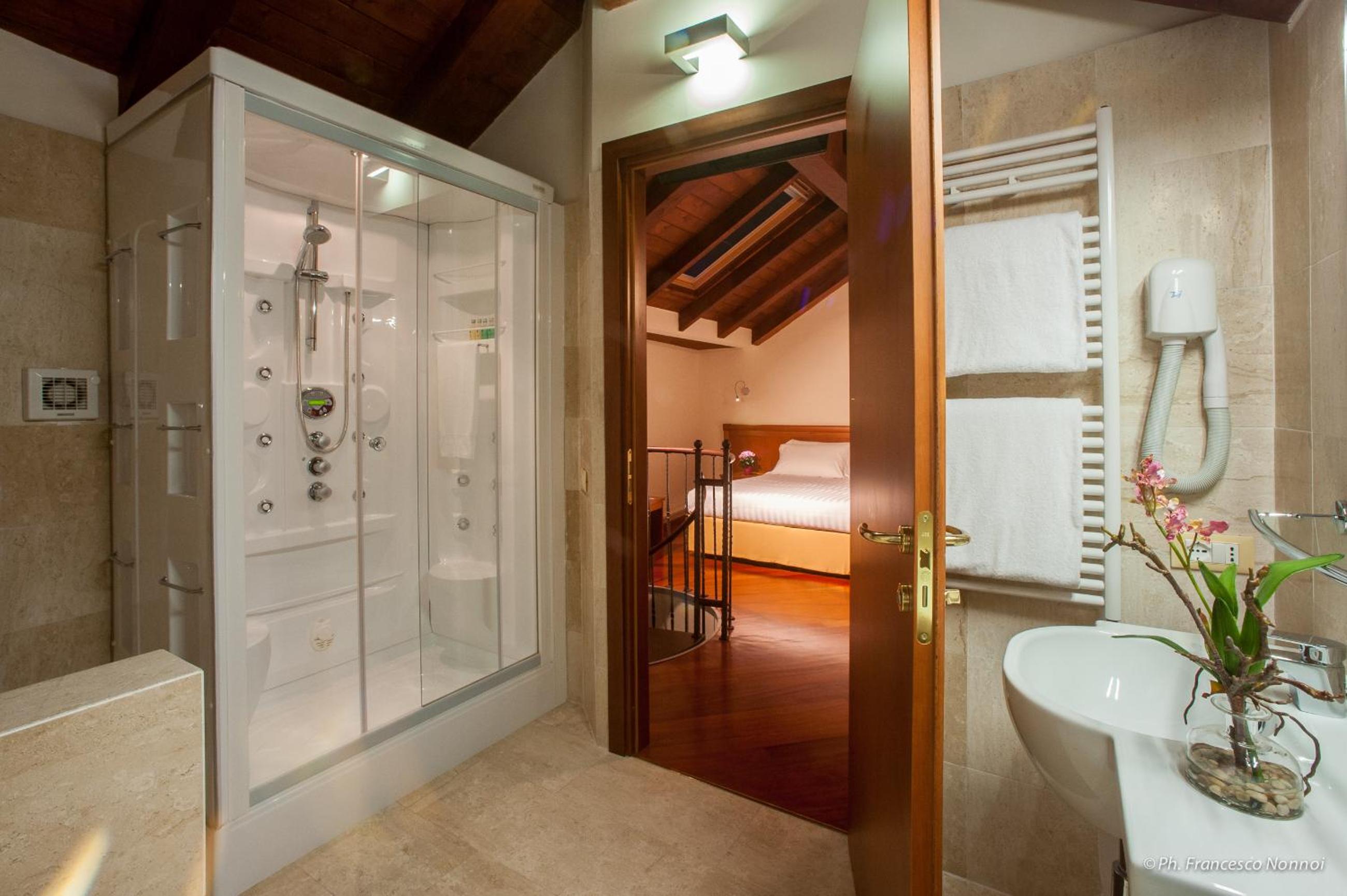 جناح جونيور بسرير كينج، Hotel Flora 4/4