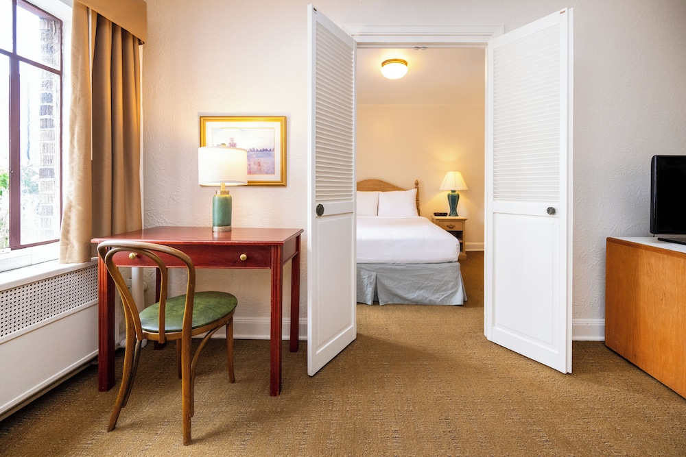 ROOM, QUEEN BED, NO AIR CONDITION