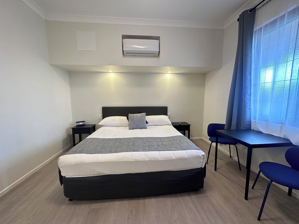 Puffers Inn Logan Motel 24/65