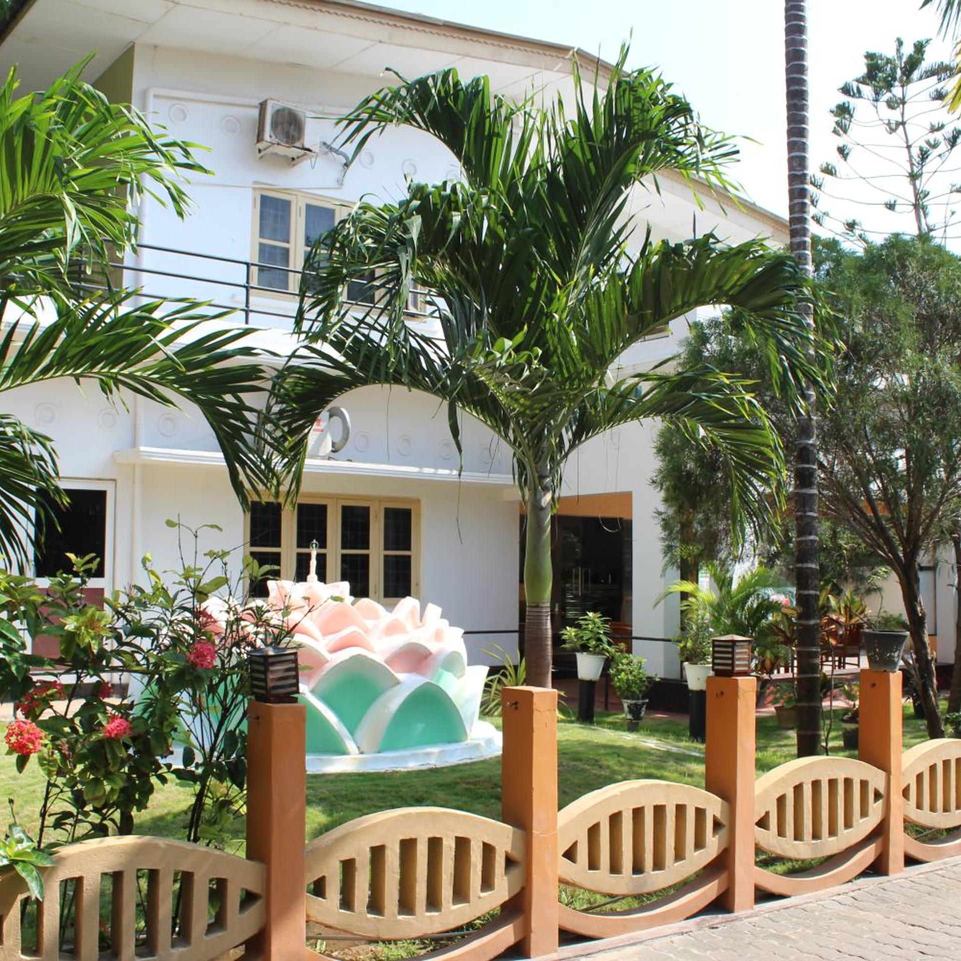Green Grass Hotel & Restaurant 35/37