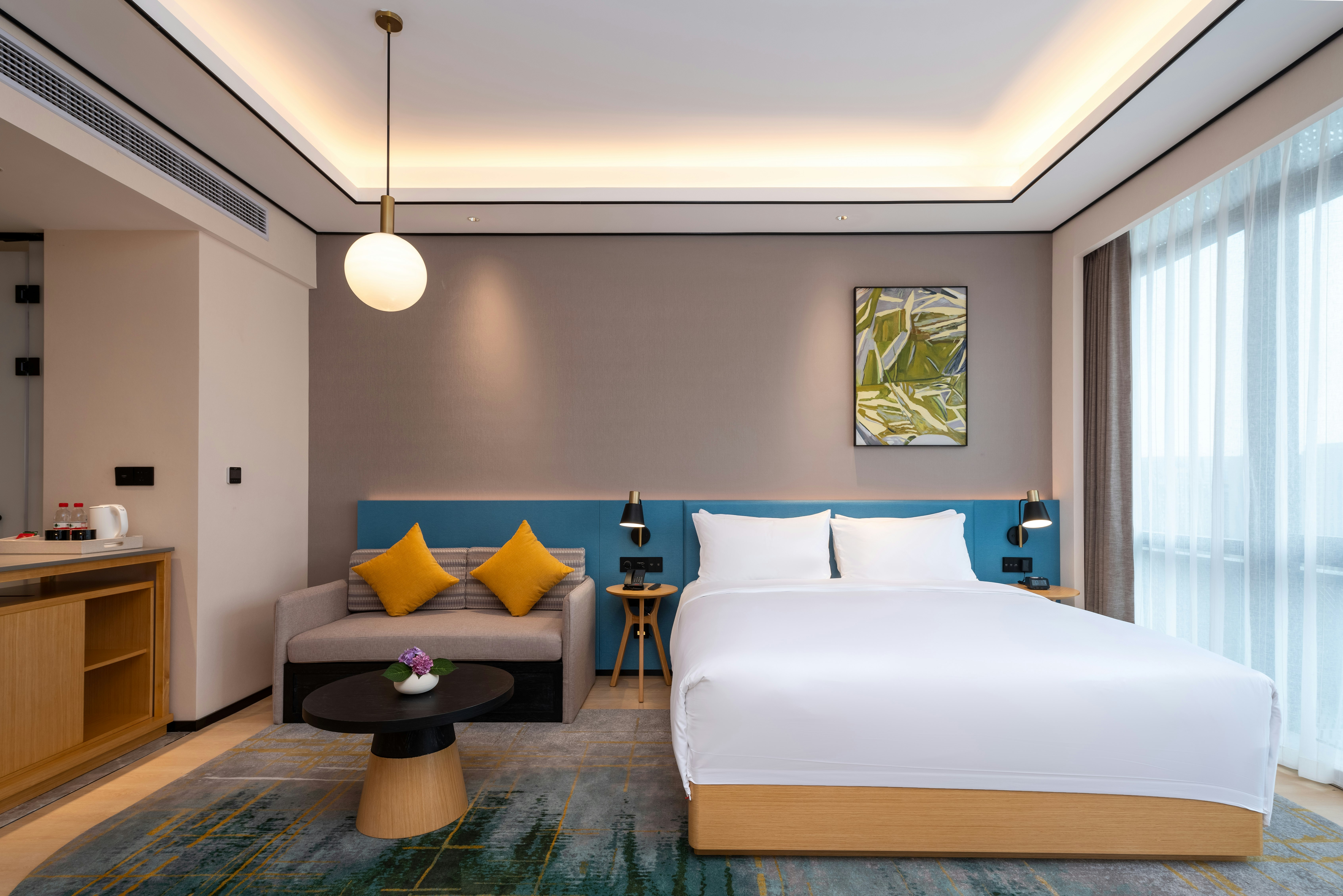 DELUXE, KING BED