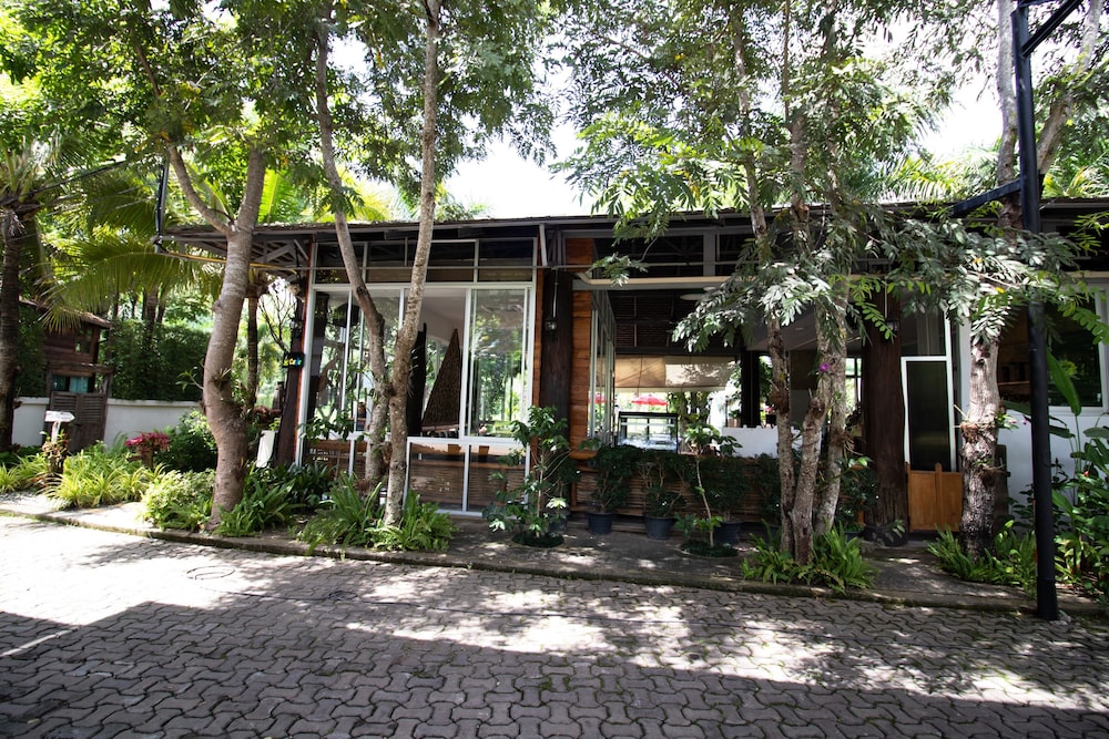 Royal Train Garden Resort 2/50