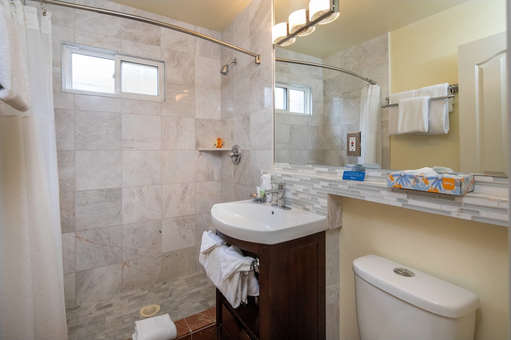Vendange Carmel Inn and Suites 16/55