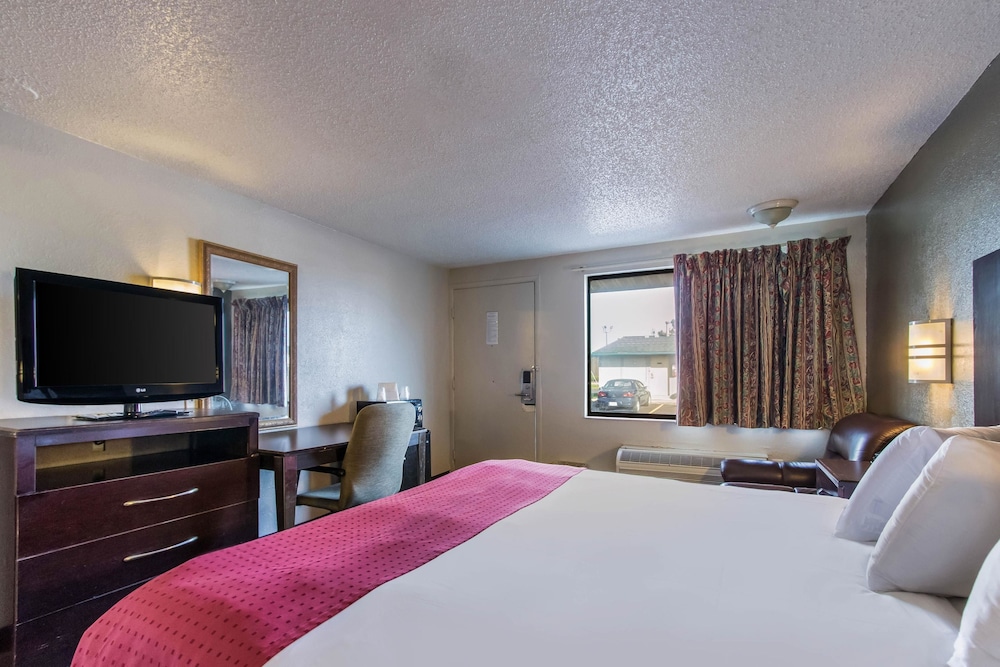 Rodeway Inn Near Hall Of Fame 17/36