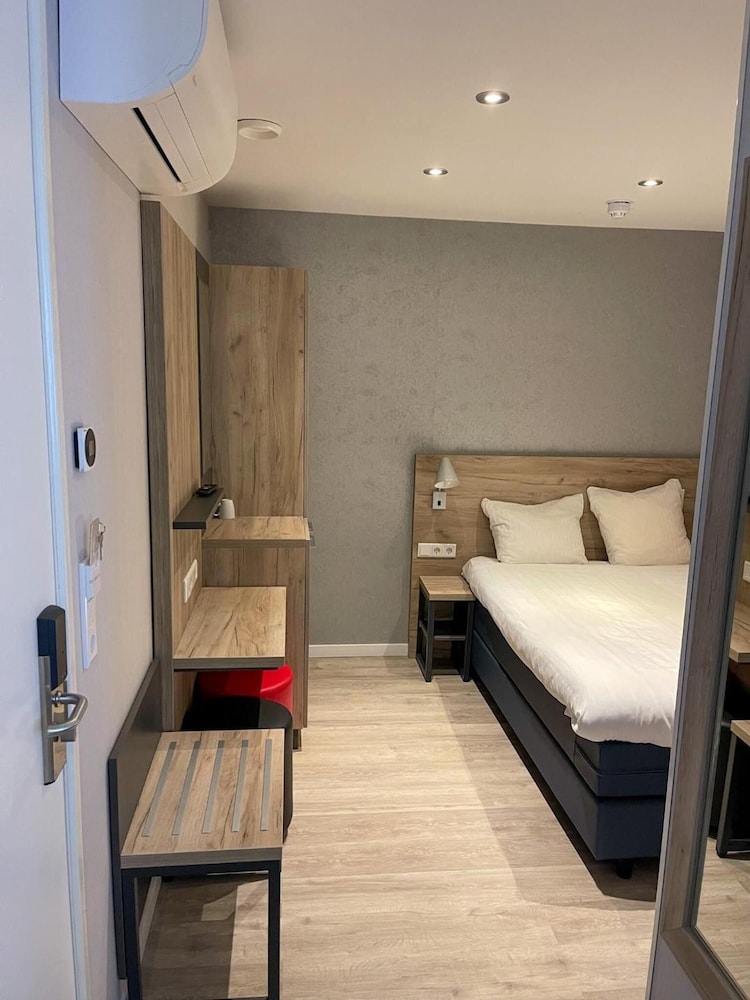 Room, Double Bed, No Window, Small، HOTEL JOY 2/3