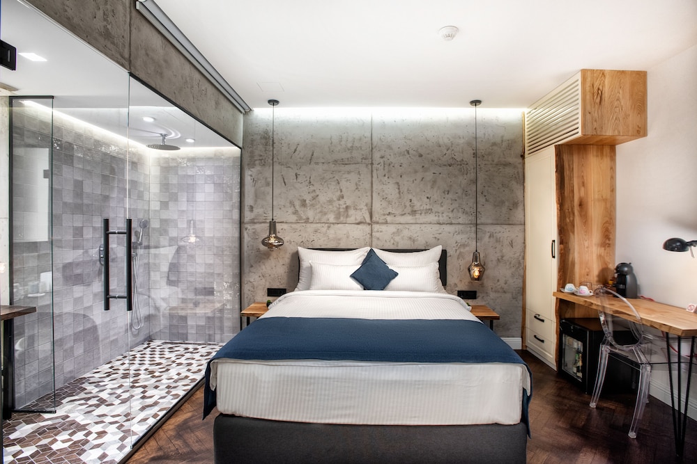 One Luxury Suites 14/72