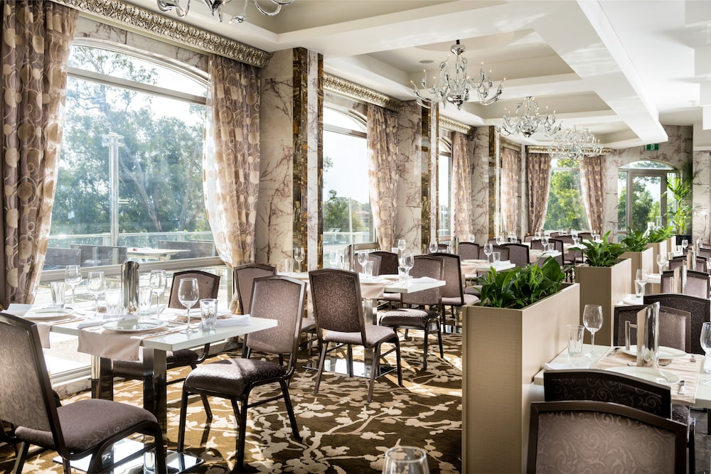 Swan River Hotel 44/56