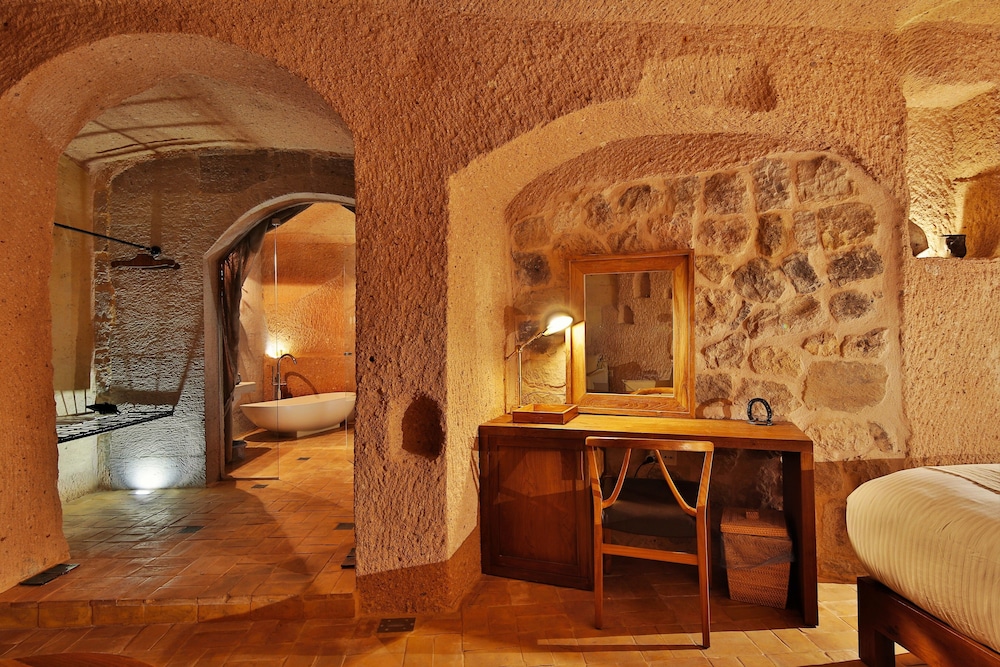 MILLSTONE CAVE SUITES 36/77