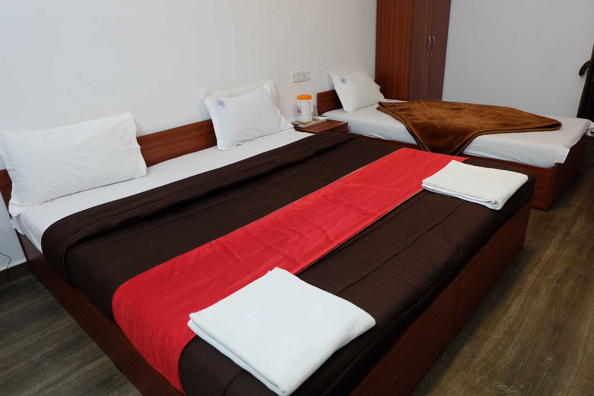 CLUB, TRIPLE, 1 KING AND 1 SINGLE BEDS