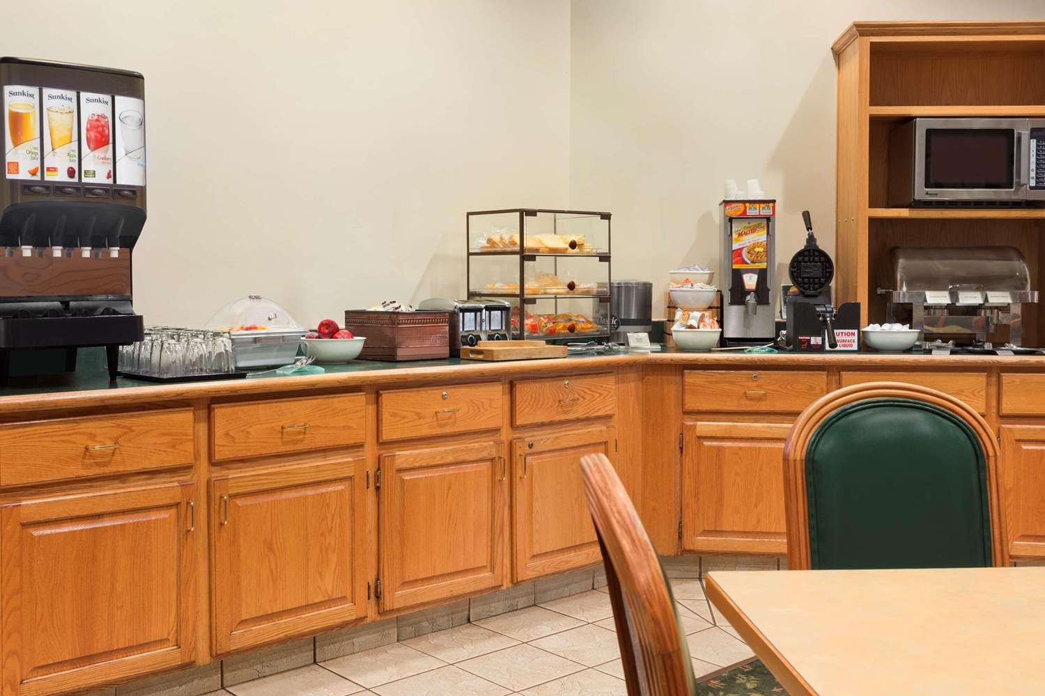 Country Inn & Suites by Radisson, Salina, KS 20/26