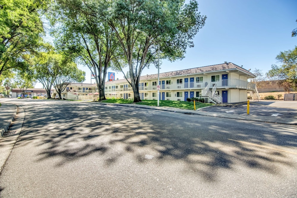 Motel6 Stockton, CA - North 37/46