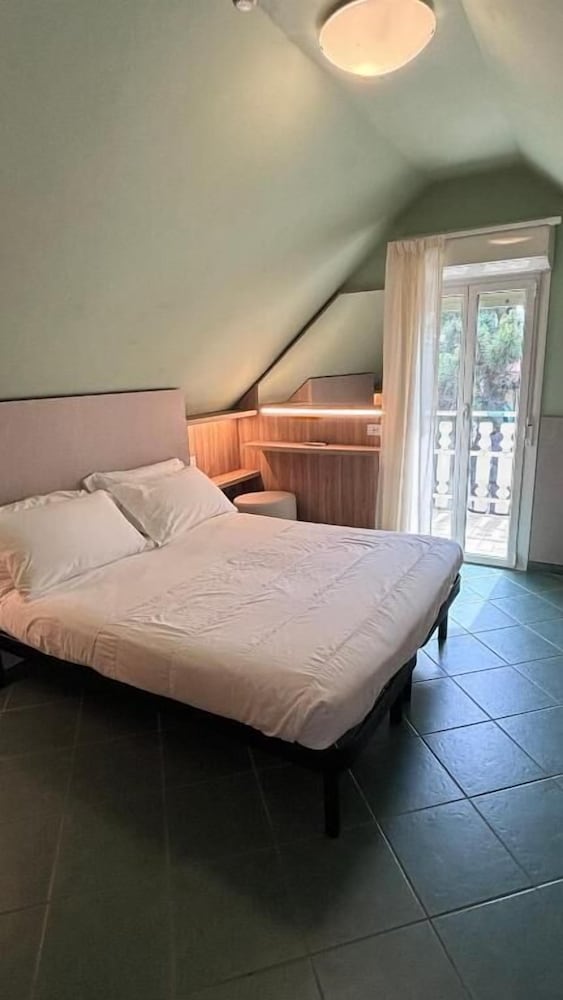 ROOM, TRIPLE, ATTIC