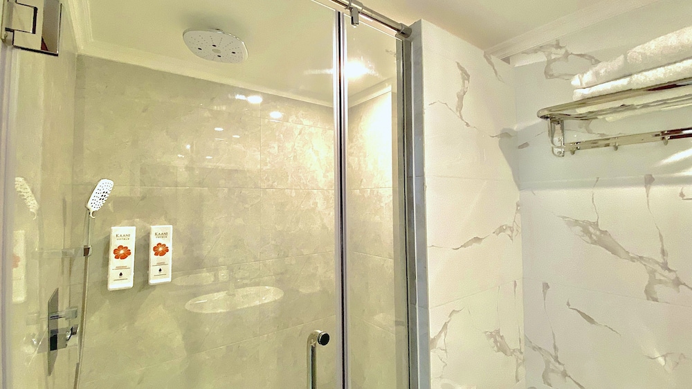 غرفة ديلوكس عائلية بسرير كينج وسرير فردي بإطلالة على المدينة بشرفة، Kaani Palm Beach 3/3