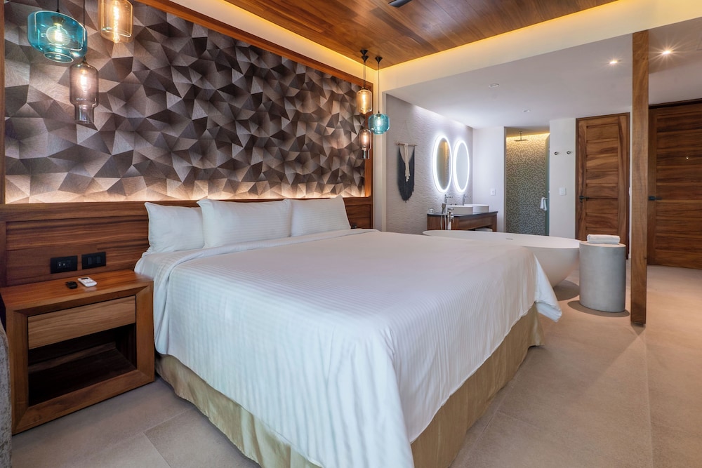 Platinum, Master, Suite, King Bed, Bunk Bed, Ocean Front