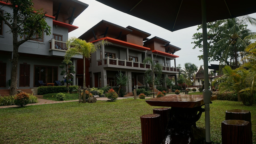 Lanta Intanin Resort 60/64