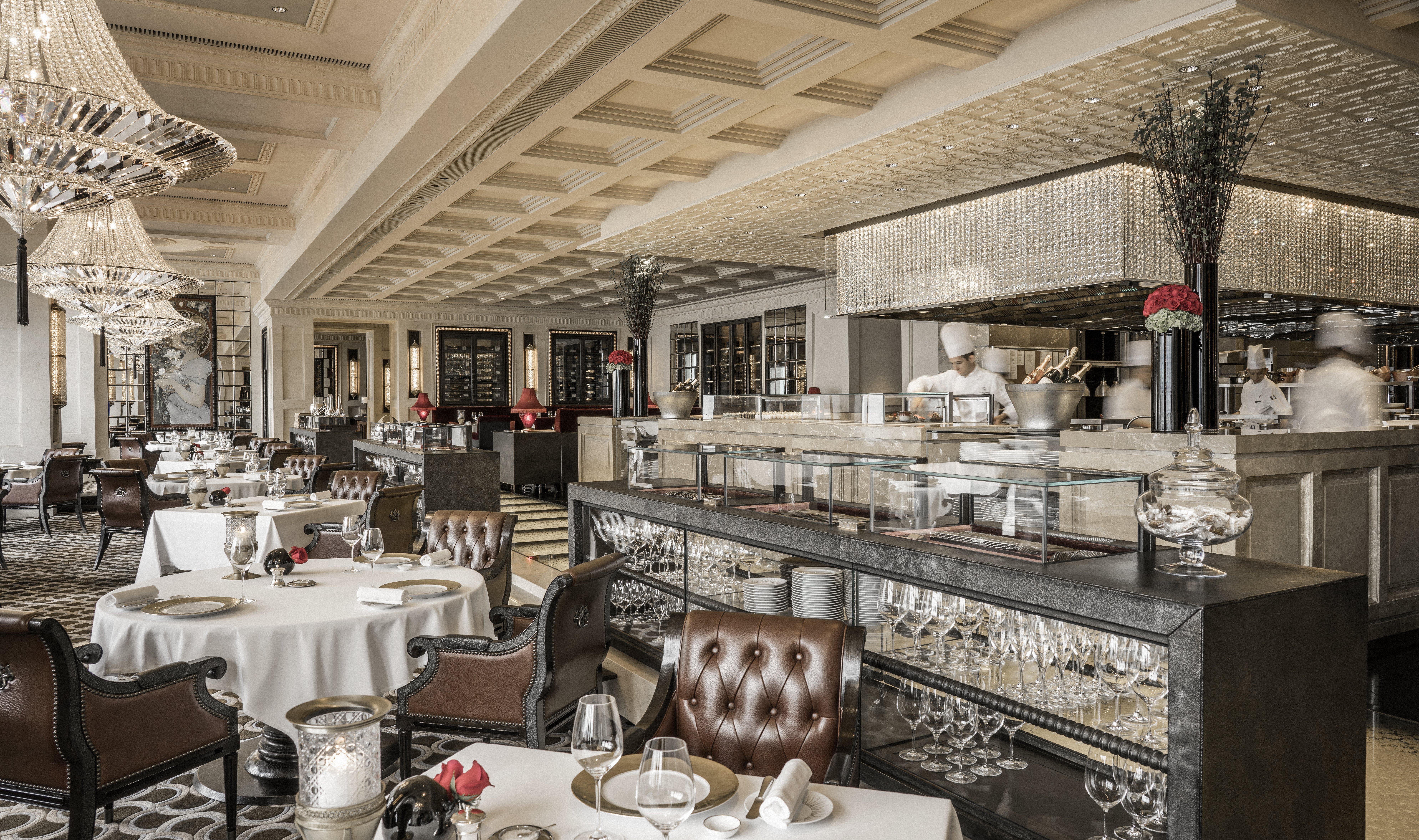 Four Seasons Hotel Hong Kong 60/76