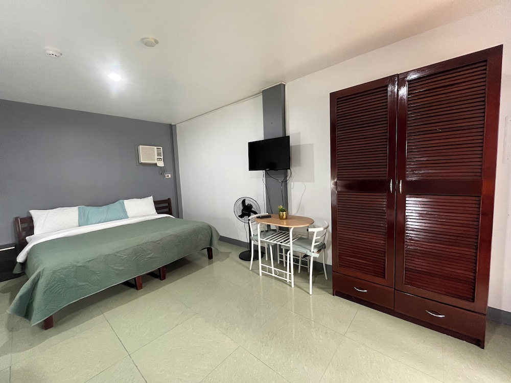 Conrada's Place Hotel And Resort 41/67