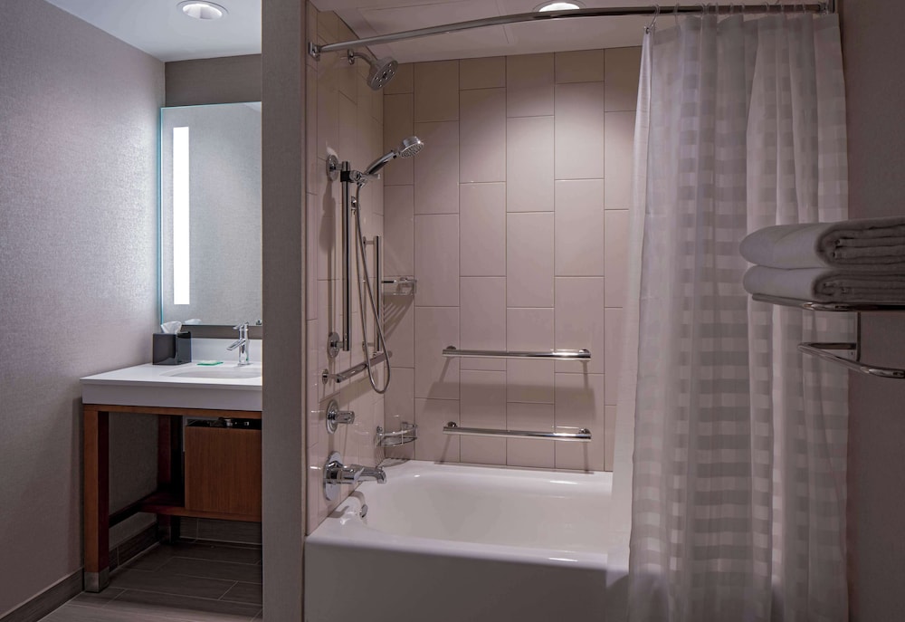 Hyatt Place Indianapolis Downtown 64/65