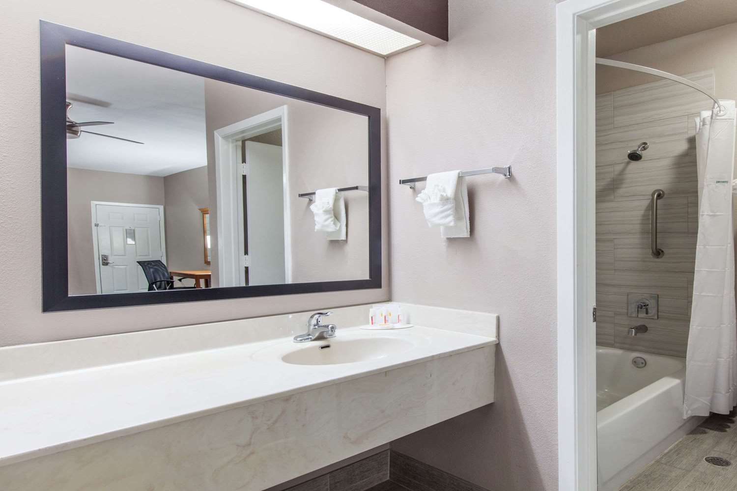 Grand Villa Inn Galleria 19/19