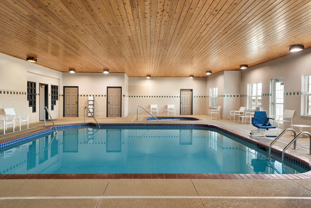 Country Inn & Suites by Radisson Kansas City at Village West KS 1/21
